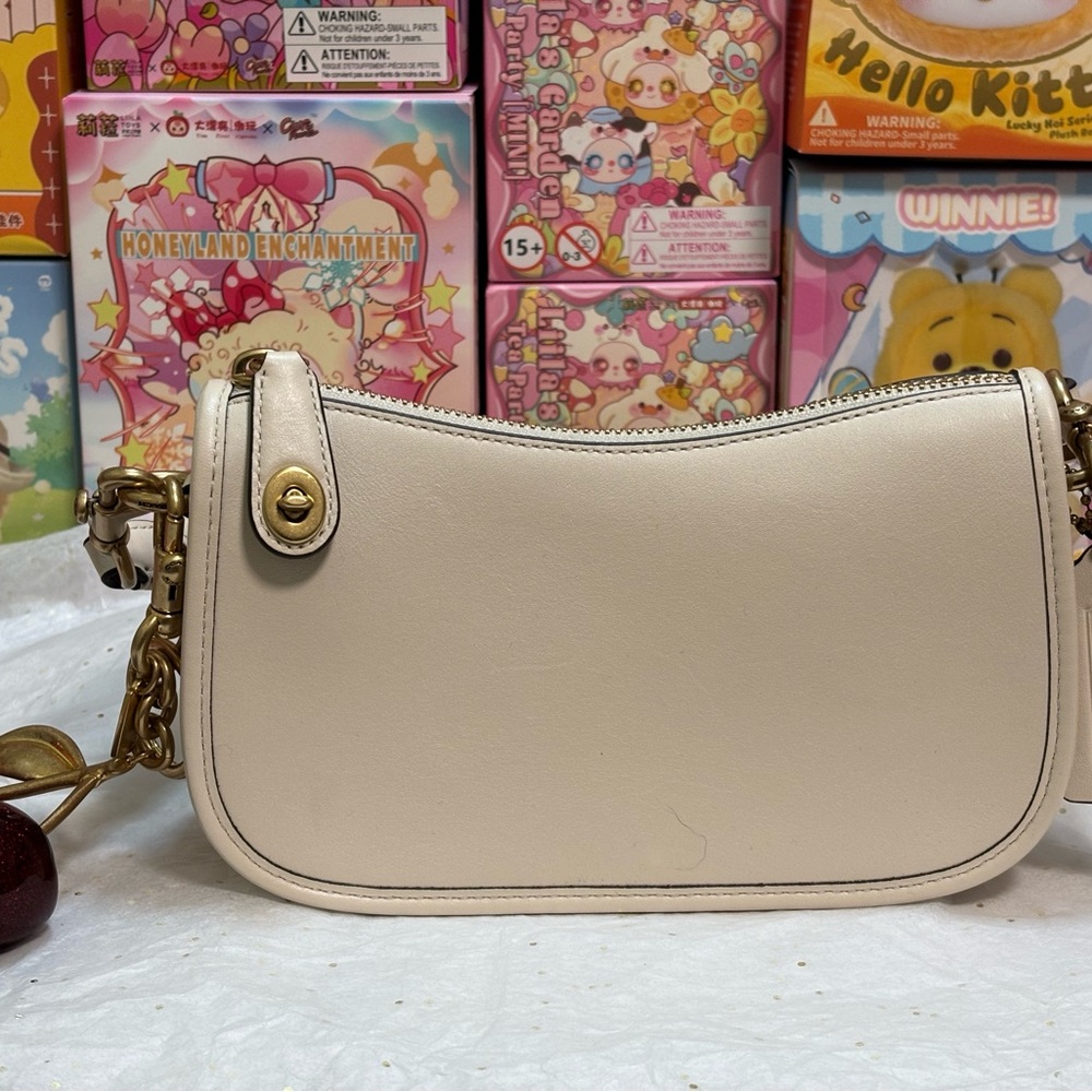 Beautiful Coach Limited Edition Swinger Bag 
PLUS Coach Cherries Keychain!🍒 - Picture 15 of 16
